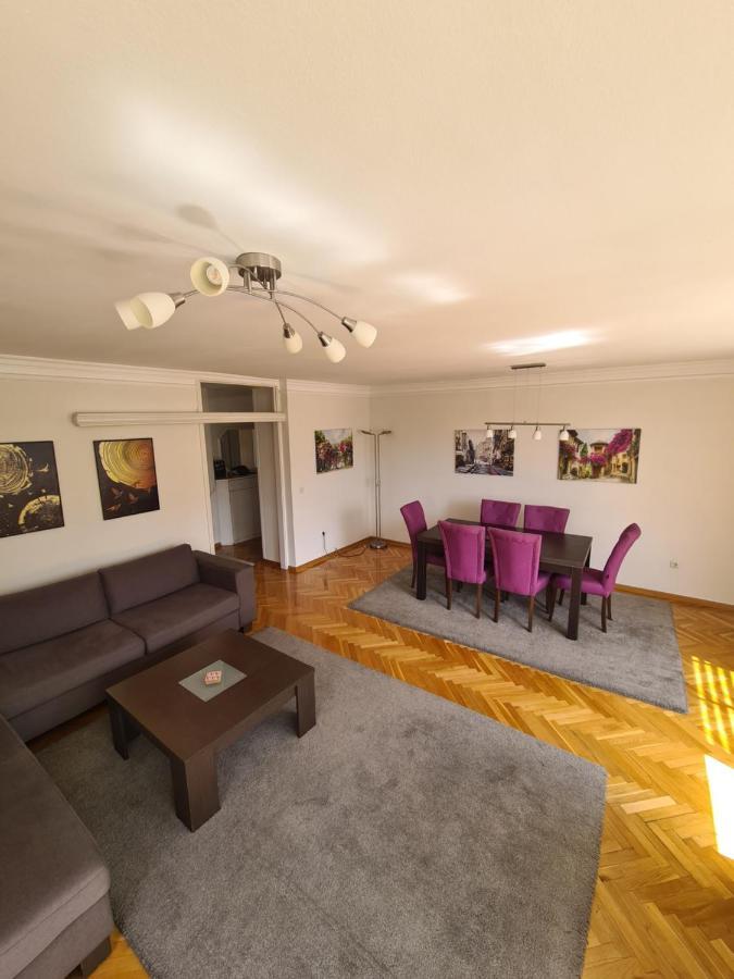 Walnut Apartment - Private Garage サラエヴォ エクステリア 写真