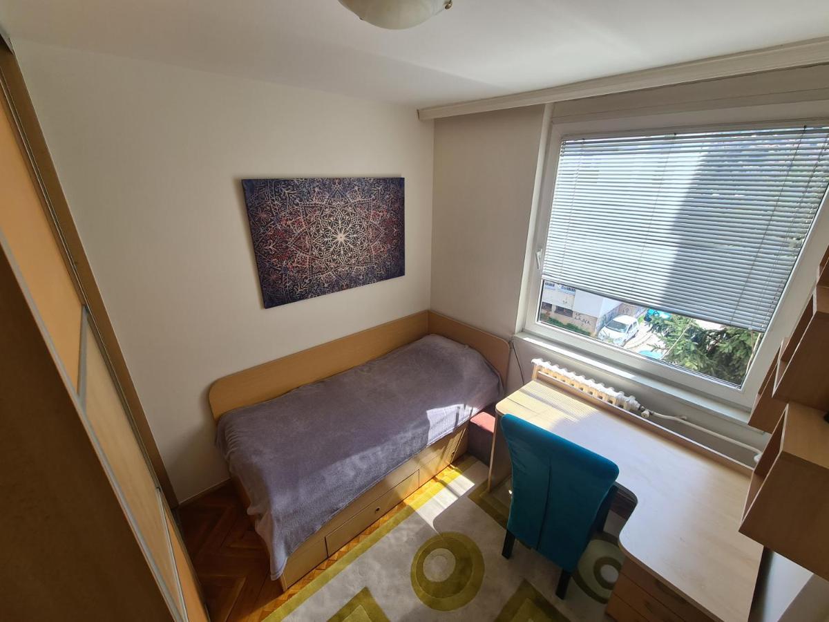 Walnut Apartment - Private Garage サラエヴォ エクステリア 写真